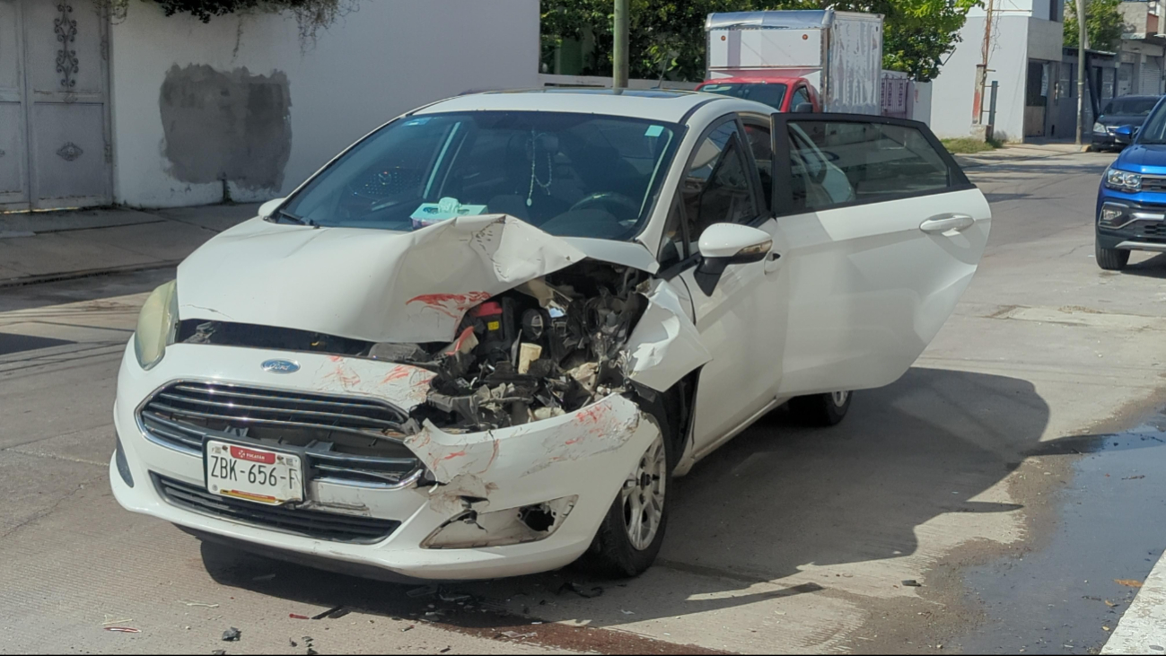 Se registra aparatosa carambola de tres vehículos en la colonia Morelos; sólo daños materiales