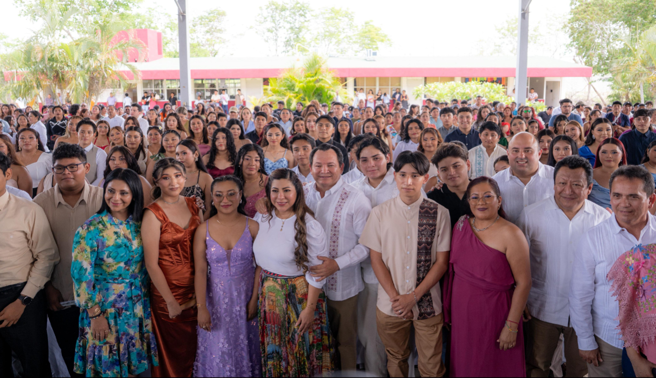 El Gobernador convivió con los docentes y familiares de los estudiantes. El Gobernador convivió con los docentes y familiares de los estudiantes.