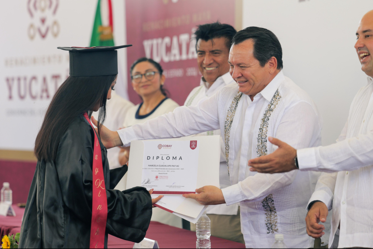 El Gobernador de Yucatán asistió a las ceremonias de graduación en algunos planteles.