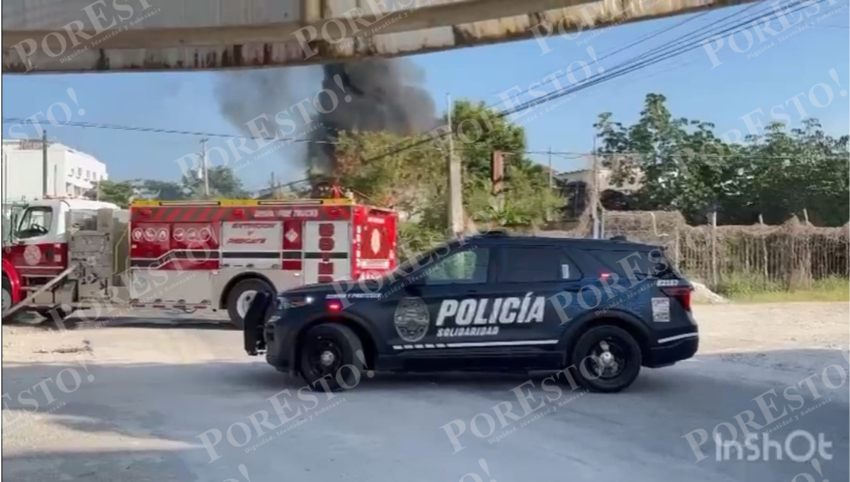 Chatarrería sufre incendio en Playa del Carmen; bomberos logran apagarlo