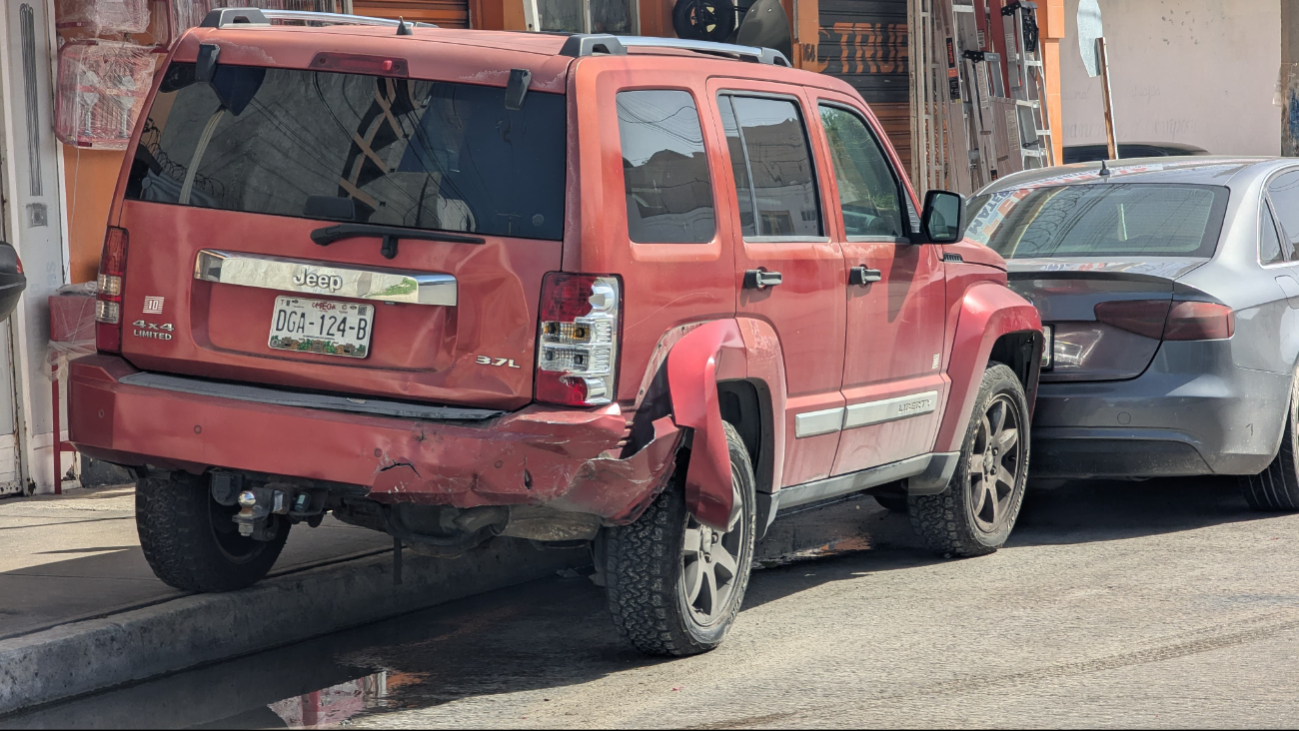 El Jeep rojo también registró daños considerables en la parte trasera.
