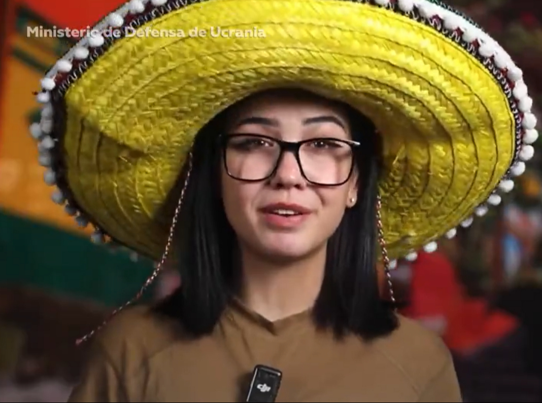 El video muestra a una mujer del Ministerio de Defensa de Ucrania