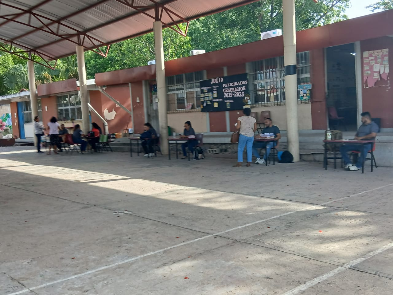 Padres acusan incumplimiento de SEDUC tras ausencia de director en escuela de Escárcega