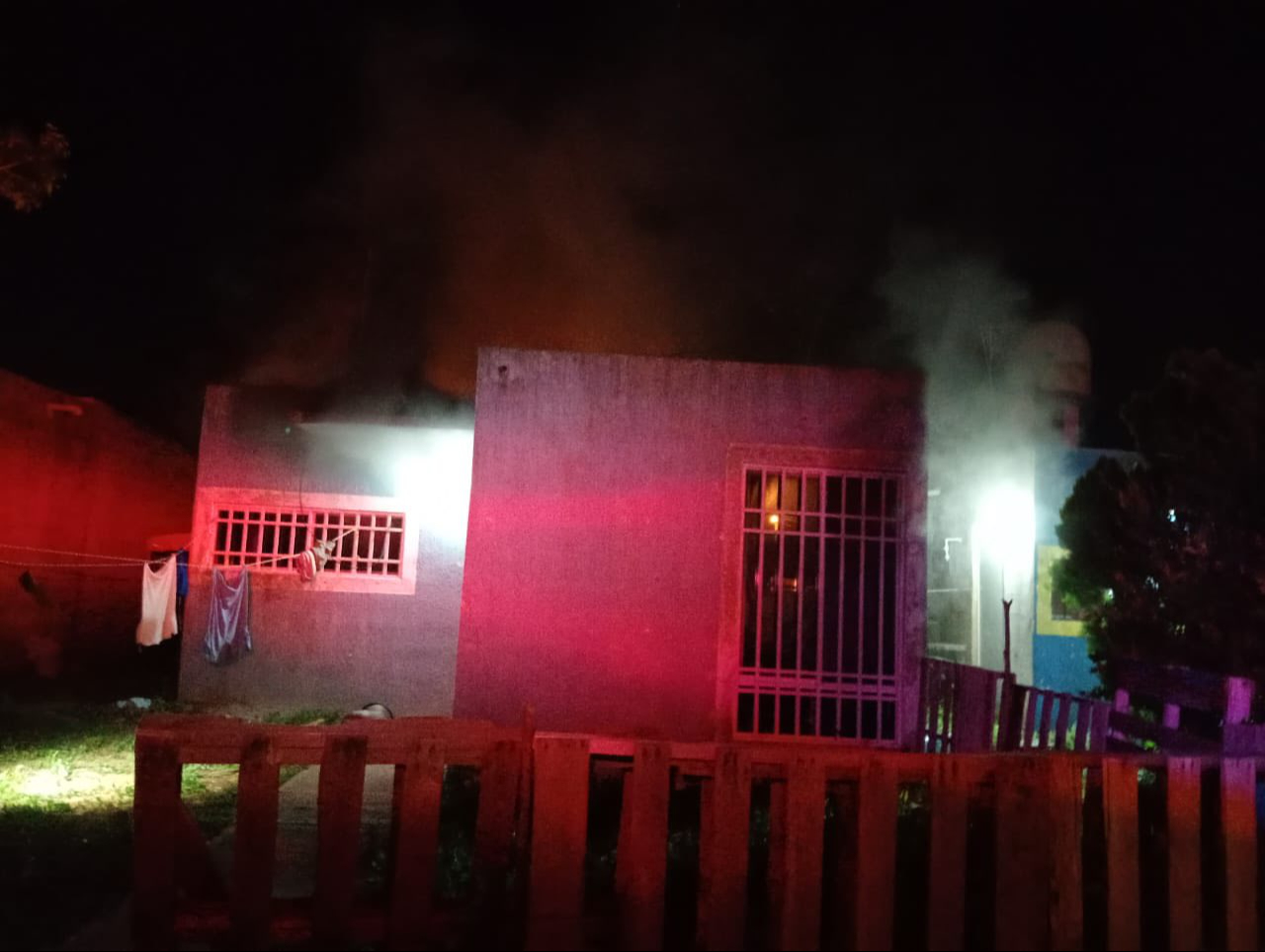 Rescatan a un joven atrapado en el incendio de una casa en Umán
