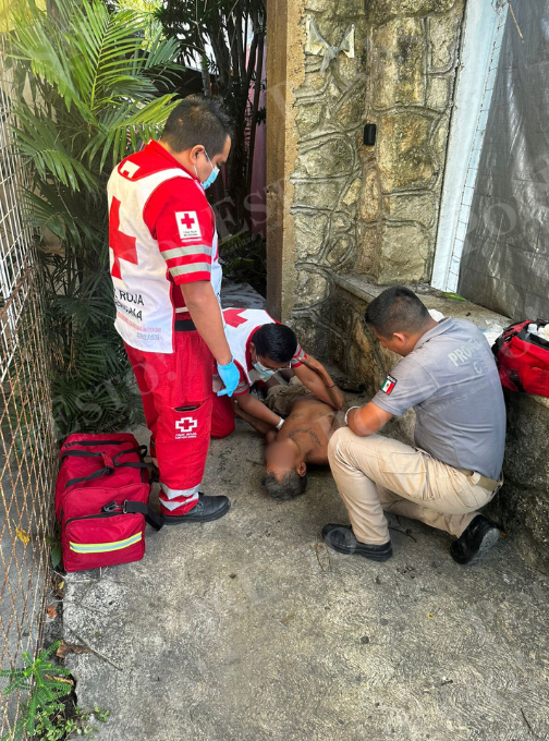 Vecinos alertaron al numero de emergencia, por lo que elementos de Protección Civil y paramédicos acudieron al lugar Vecinos alertaron al numero de emergencia, por lo que elementos de Protección Civil y paramédicos acudieron al lugar