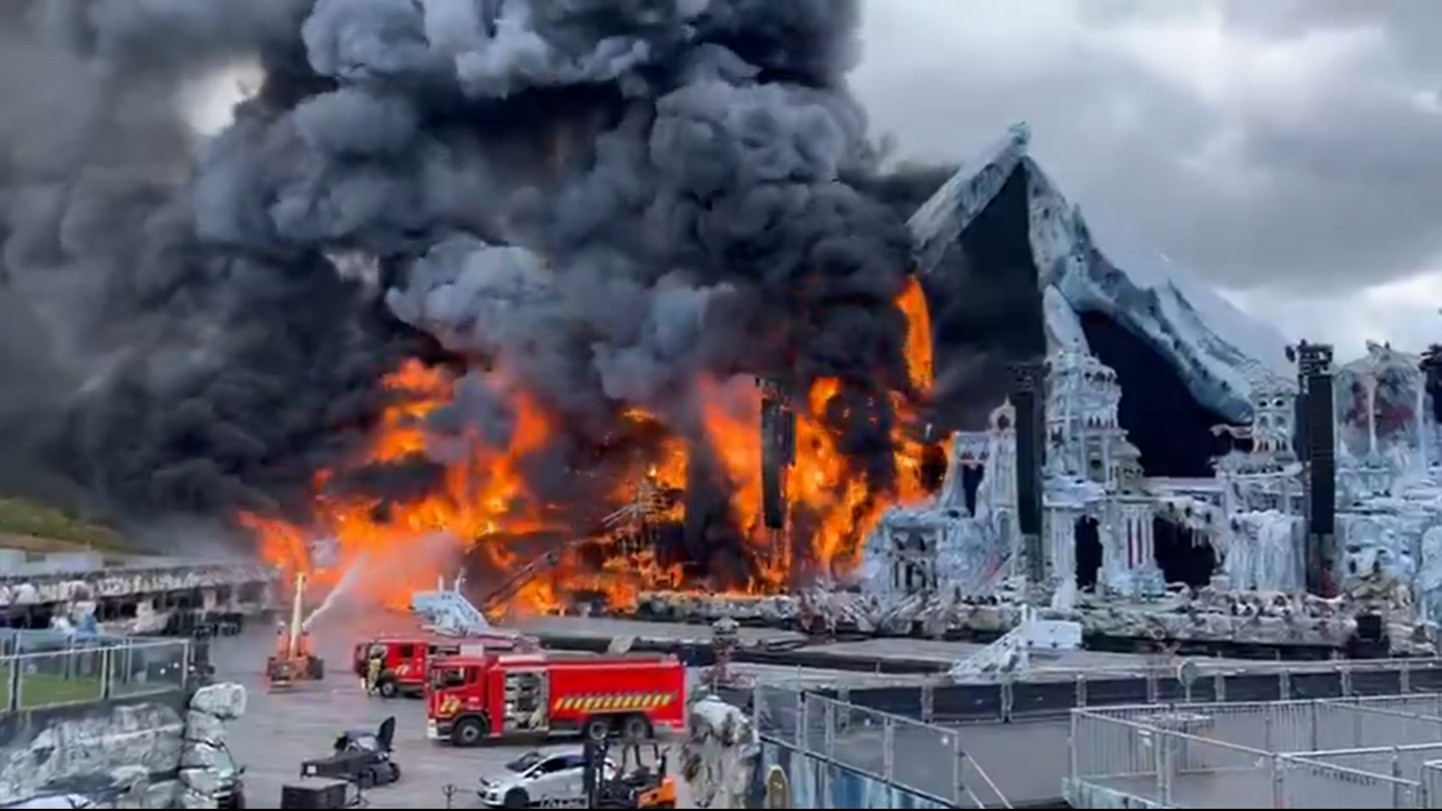 Durante el incendio se alcanzaron a escuchar explosiones presuntamente pertenecientes al equipo de pirotecnia Durante el incendio se alcanzaron a escuchar explosiones presuntamente pertenecientes al equipo de pirotecnia