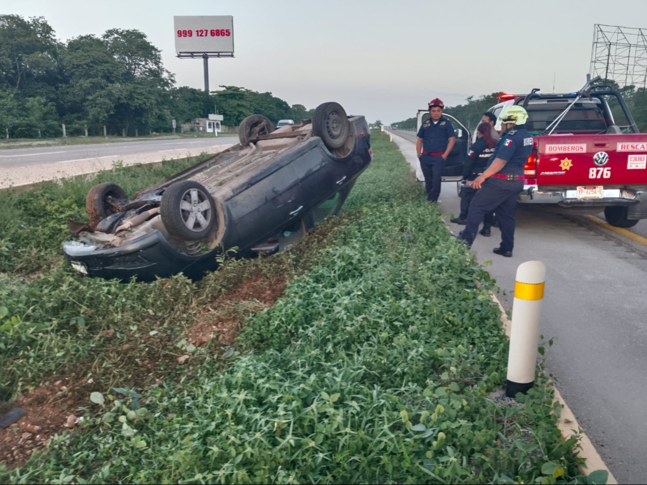 El conductor del auto volcado en Umán resultó ileso El conductor del auto volcado en Umán resultó ileso