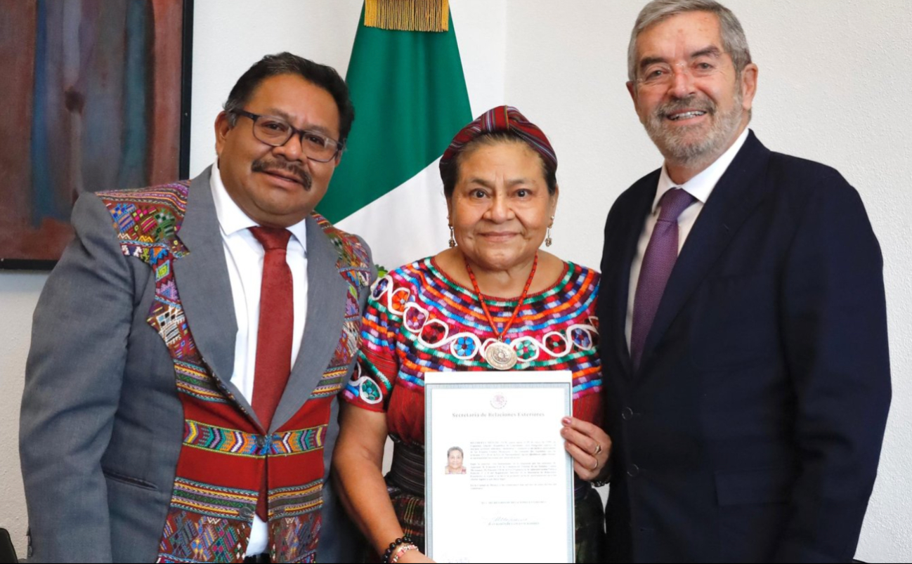 El premio Nobel Rigoberta Menchú se naturaliza mexicana; los lazos mayas ya la unían a México. El premio Nobel Rigoberta Menchú se naturaliza mexicana; los lazos mayas ya la unían a México.