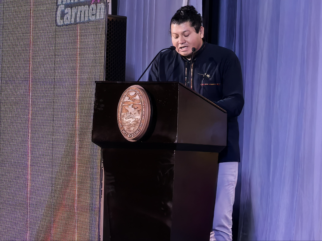 Fabián García Gómez recibió la Flor de Oro como el ganador de los LXVI Juegos Florales Nacionales.