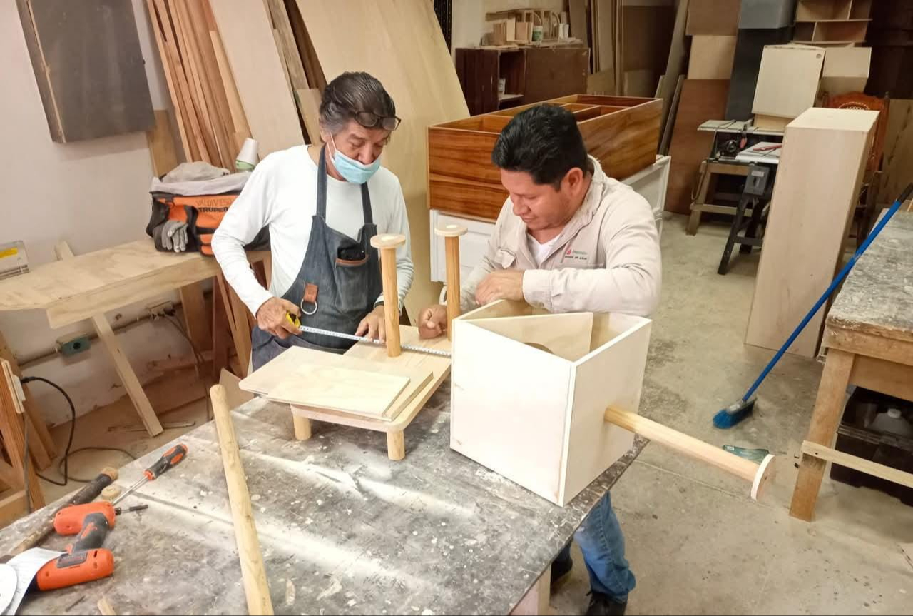 Las personas buscan aprender diferentes oficios para poder emprender un negocio.