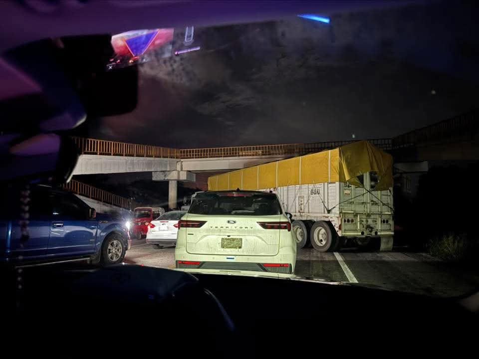 Los automovilistas sufren varados durante el bloqueo que ya suma más de 80 horas. Los automovilistas sufren varados durante el bloqueo que ya suma más de 80 horas.