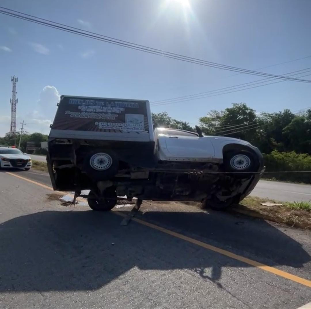 Se necesitó la ayuda de una grúa para levantar la camioneta