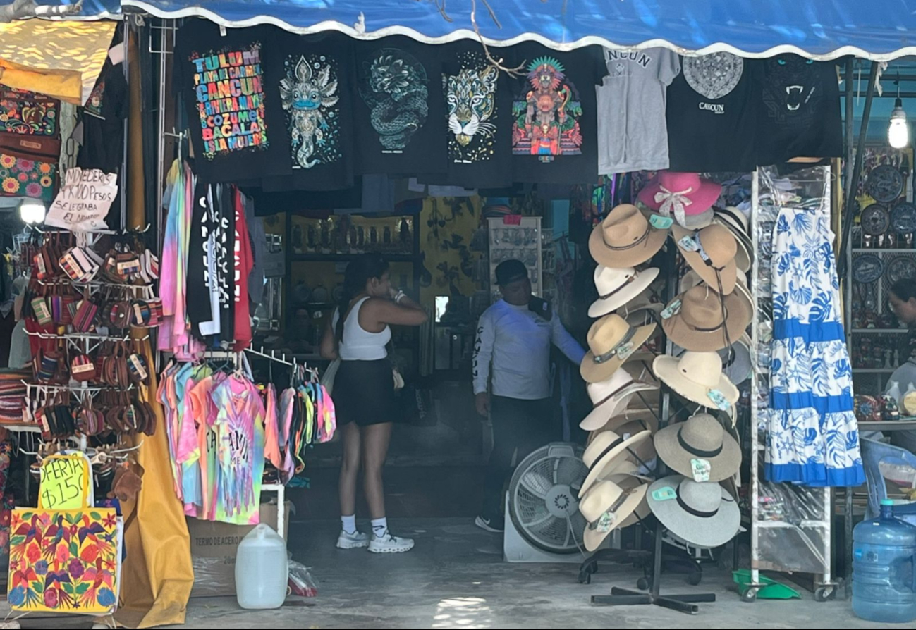 Turistas aseguraron que se sienten inseguros y son hostigados desde que llegan al aeropuerto, han sido estafados y los precios que pagan están inflados Turistas aseguraron que se sienten inseguros y son hostigados desde que llegan al aeropuerto, han sido estafados y los precios que pagan están inflados