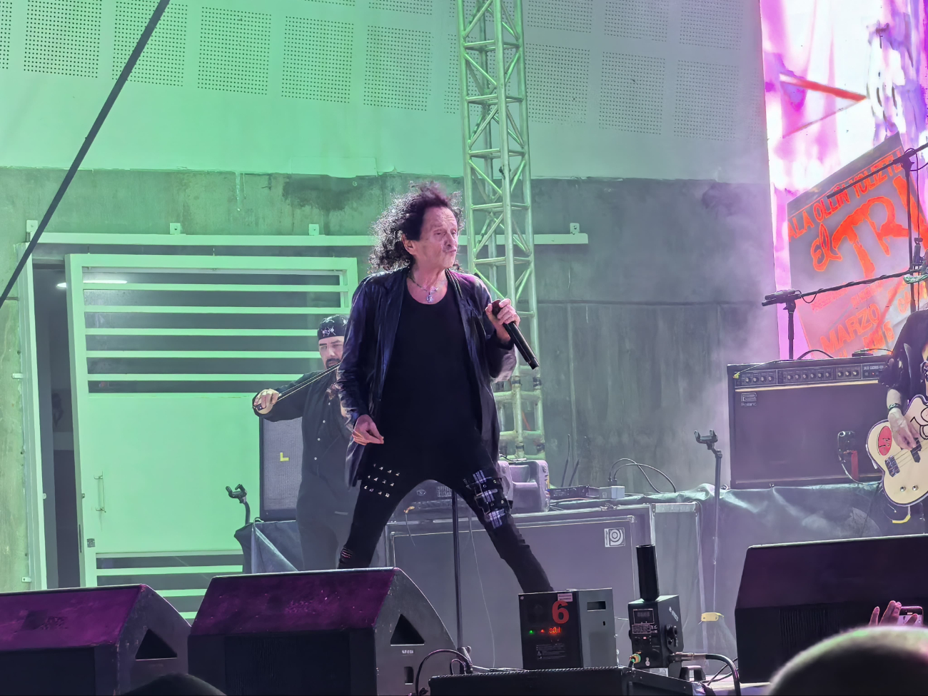 Alex Lora prendió a toda la banda que asistió al concierto.