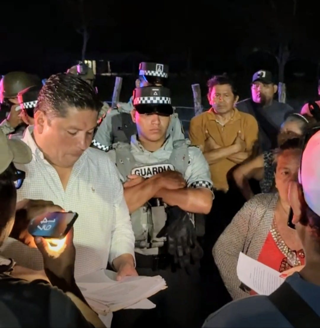 Autoridades llegaron a dialogar, acompañadas por elementos de seguridad armados.