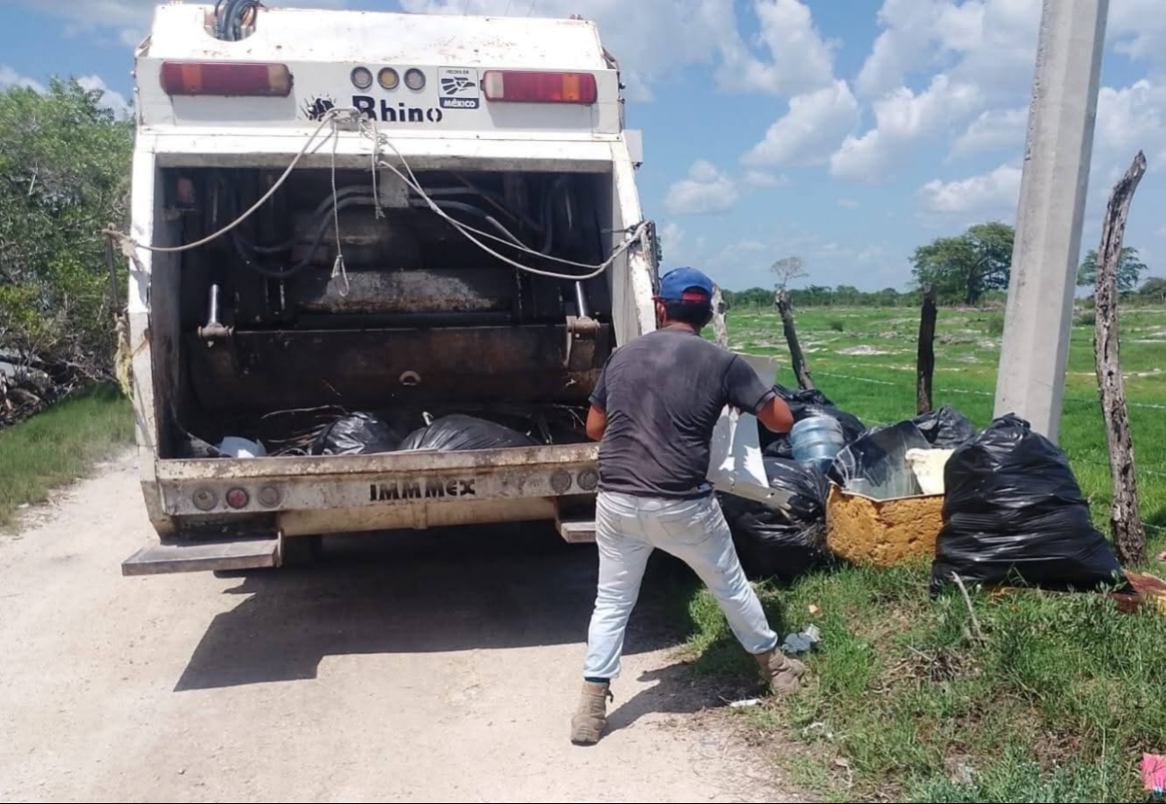 Basura se acumula en colonias de Sabancuy por falta de camiones recolectores
