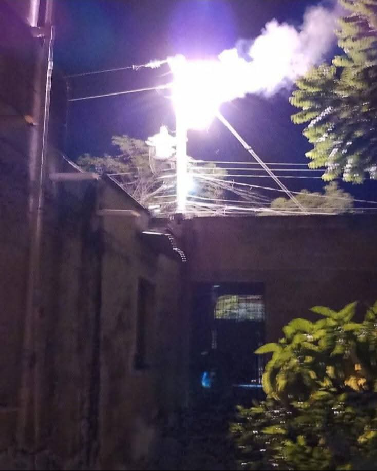 Explota transformador de la CFE y deja sin luz algunas calles de la colonia Cañaveral en Champotón