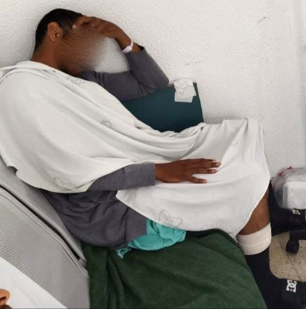 En el centro médico se ve gente esperando consulta En el centro médico se ve gente esperando consulta