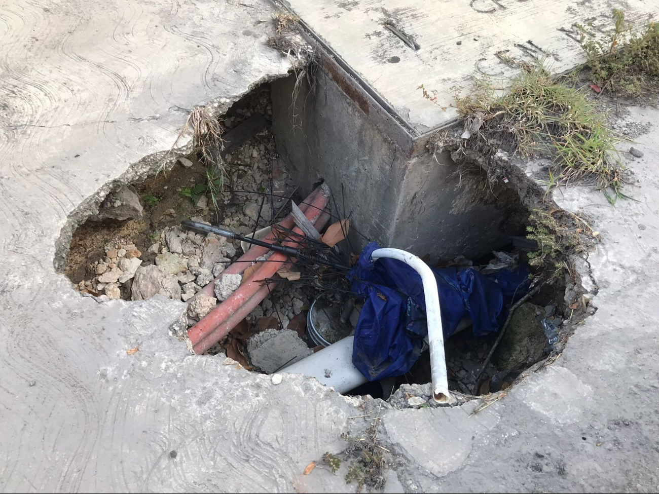 Peligroso socavón en centro de Chetumal