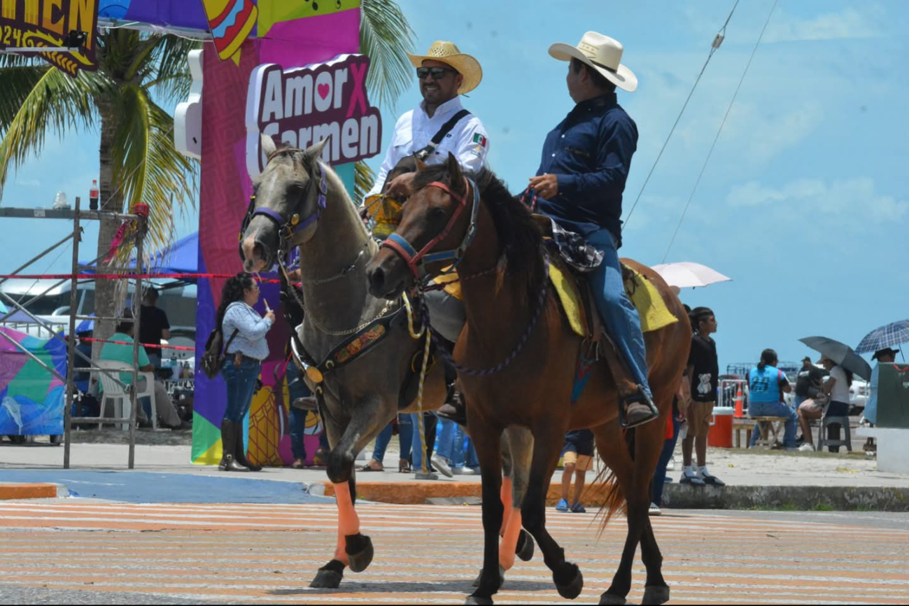 Los jinetes de diferentes partes del estado ya lucen sus equinos en los alrededores de la feria.