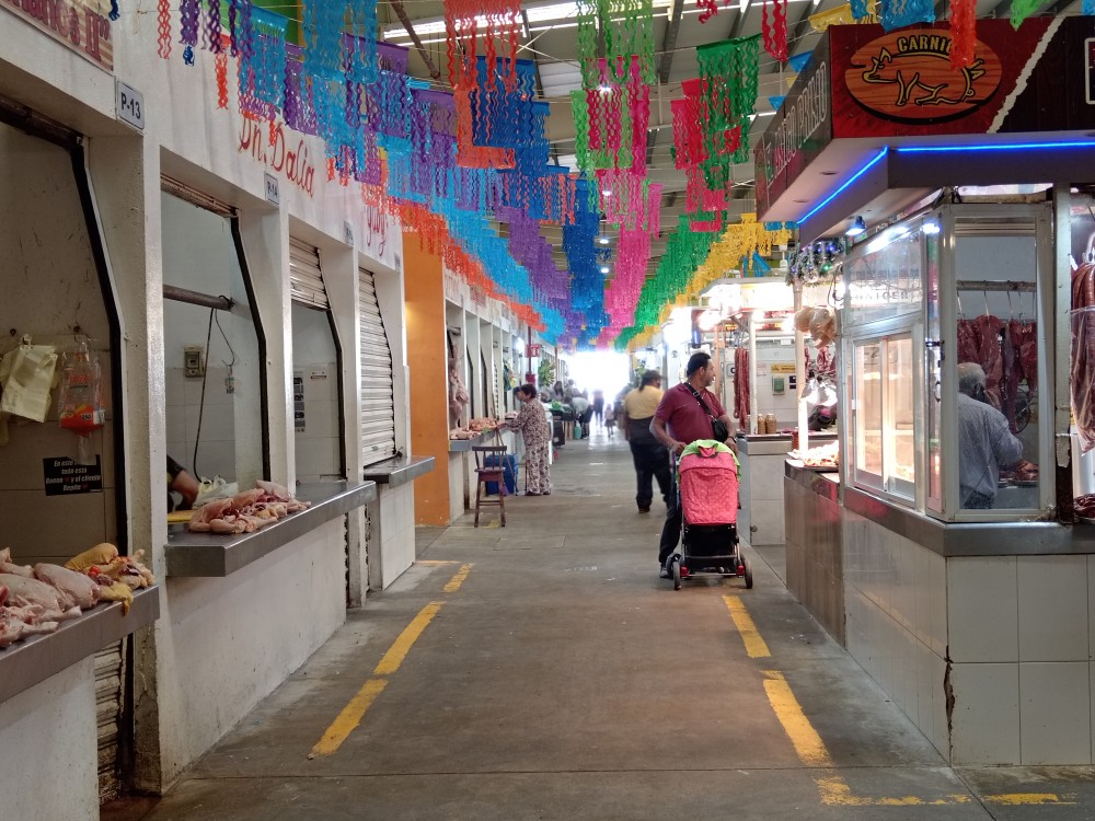 Los pasillos del mercado lucen vacíos y los locatarios se quejan de las bajas ventas. Los pasillos del mercado lucen vacíos y los locatarios se quejan de las bajas ventas.