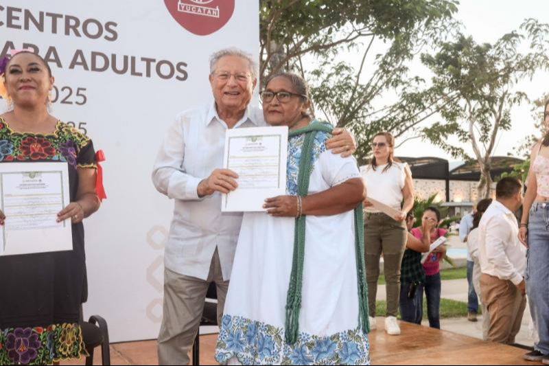 “Sí se puede, nunca es tarde para estudiar”: Más de 600 adultos concluyen la primaria y secundaria en Yucatán 
