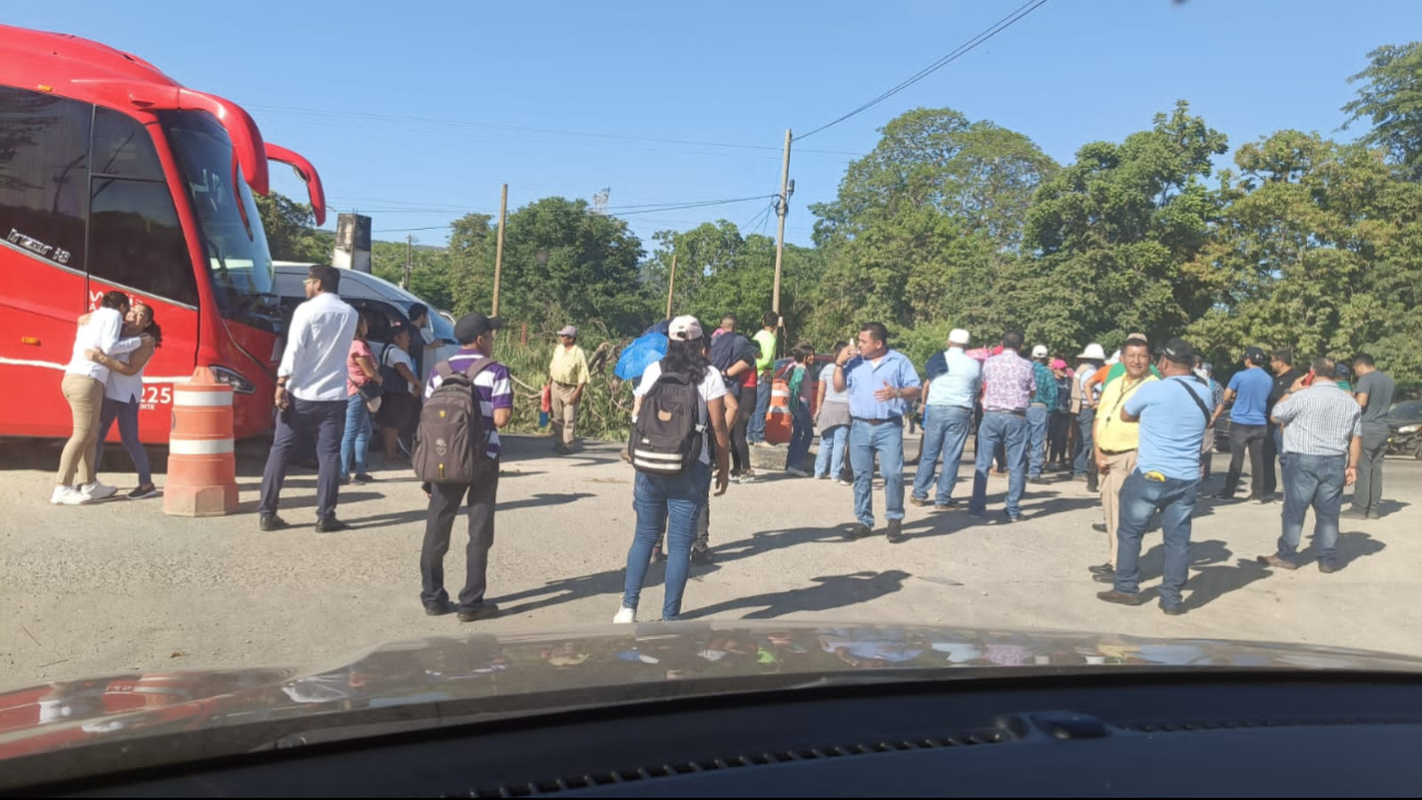 ¡Otro bloqueo! Ahora en la Villahermosa-Escárcega por exigencia de puente peatonal