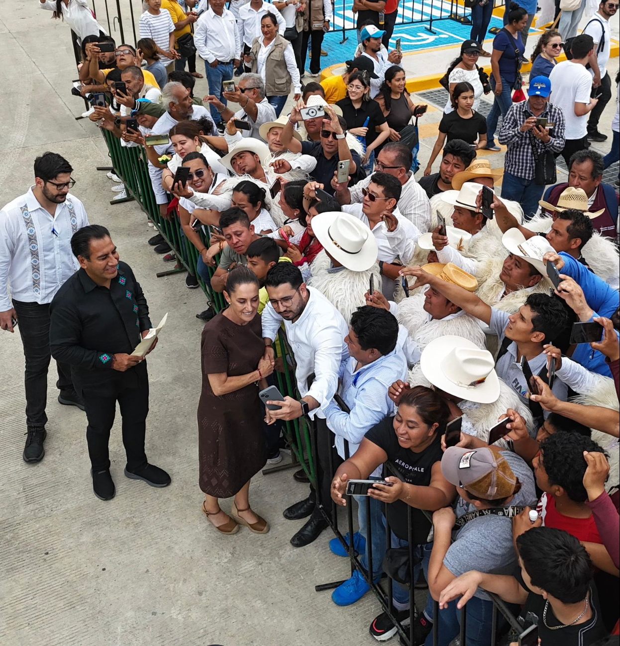 La presidenta Sheinbaum se tomó espacio para dialogar y fotografiarse con chiapanecos. La presidenta Sheinbaum se tomó espacio para dialogar y fotografiarse con chiapanecos.
