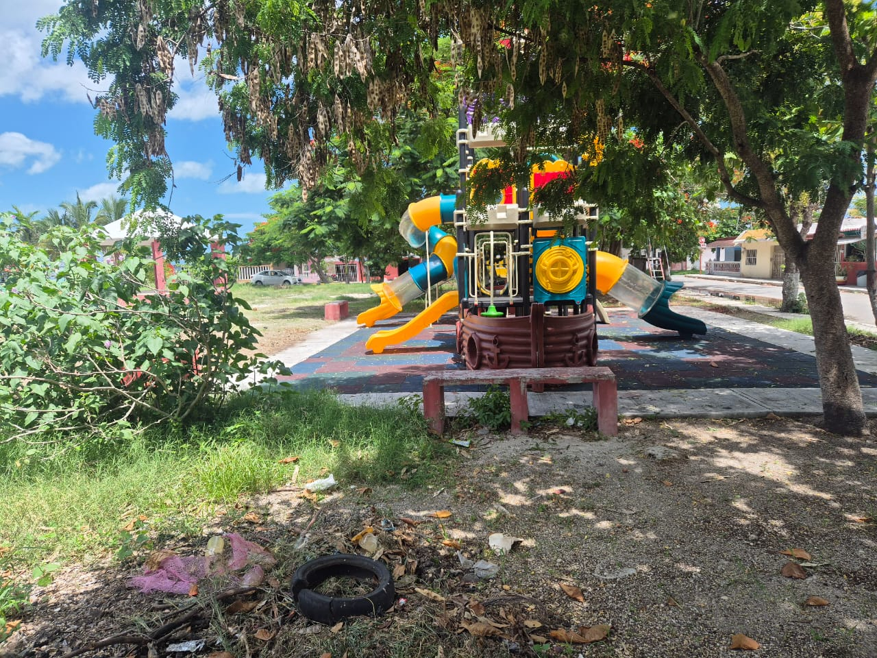 Parque infantil de Champotón en penumbra: Piden intervención urgente en Planchac