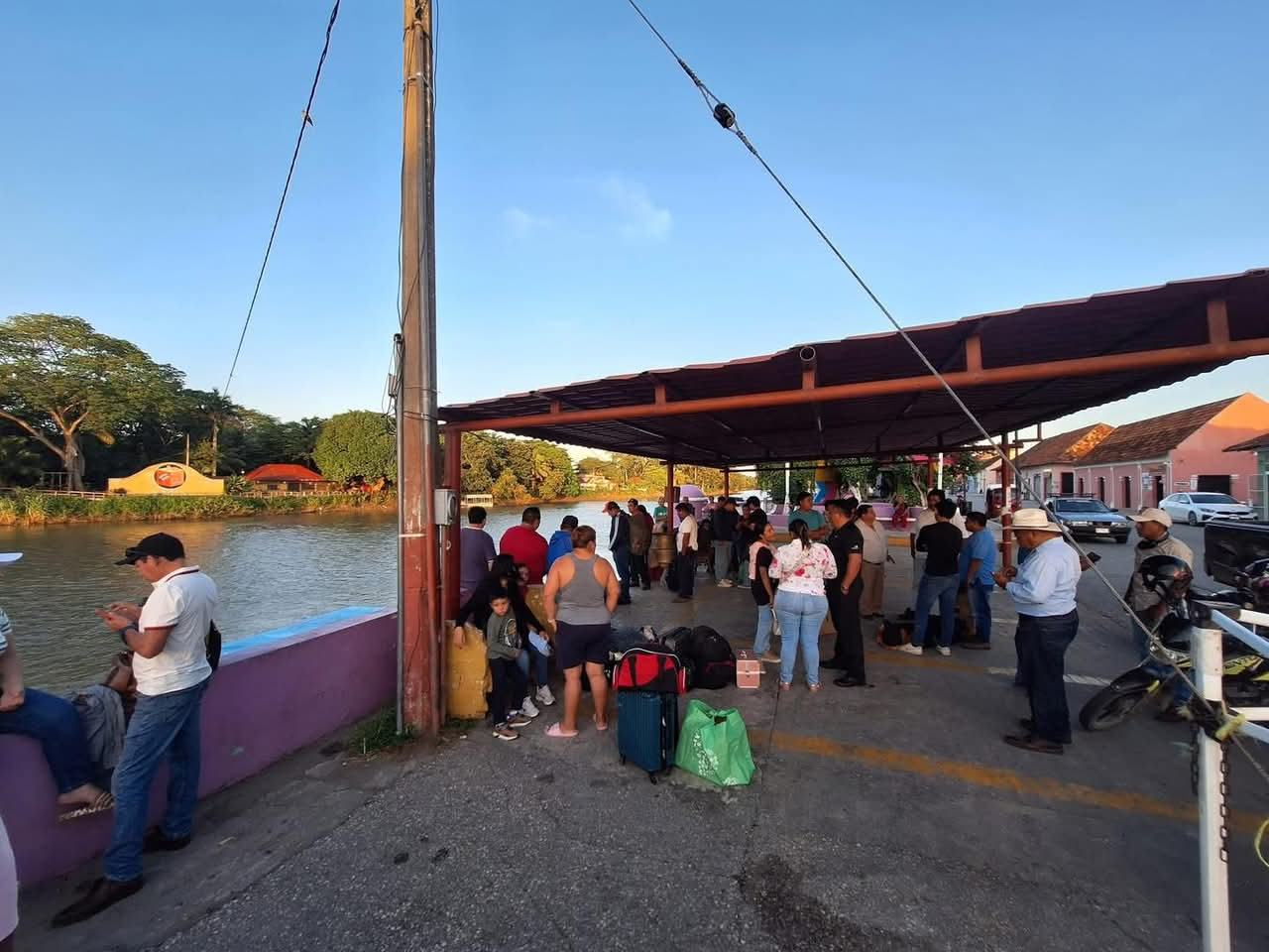 Personas varadas en el bloqueo en Atasta evitan retrasos y buscan soluciones
