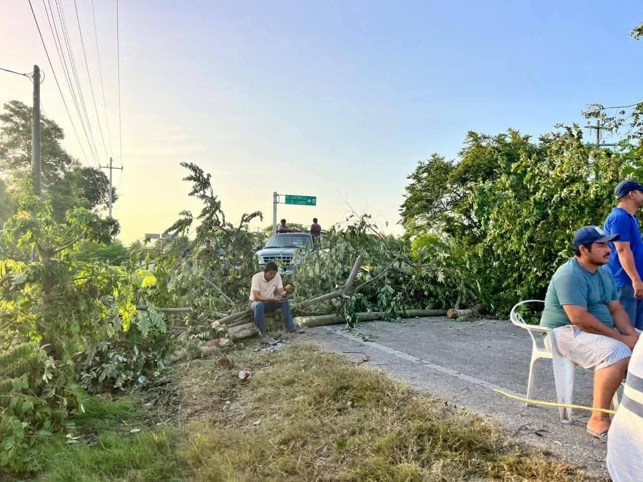 Van más de 100 horas de bloqueo en Atasta para exigir mejor infraestructura eléctrica