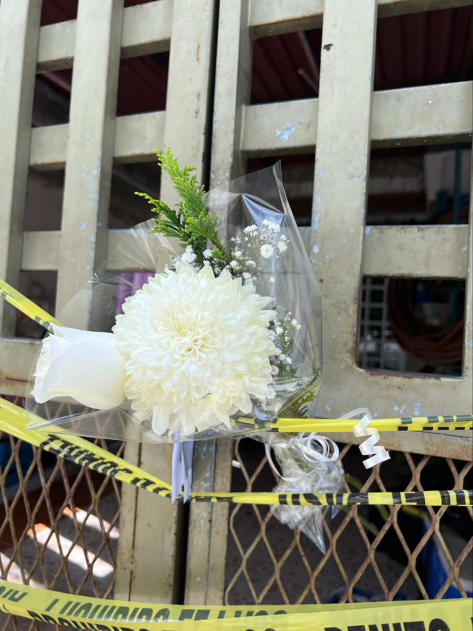 Vecinos de la zona dejaron flores en la puerta de la casa en donde ocurrió el trágico hecho