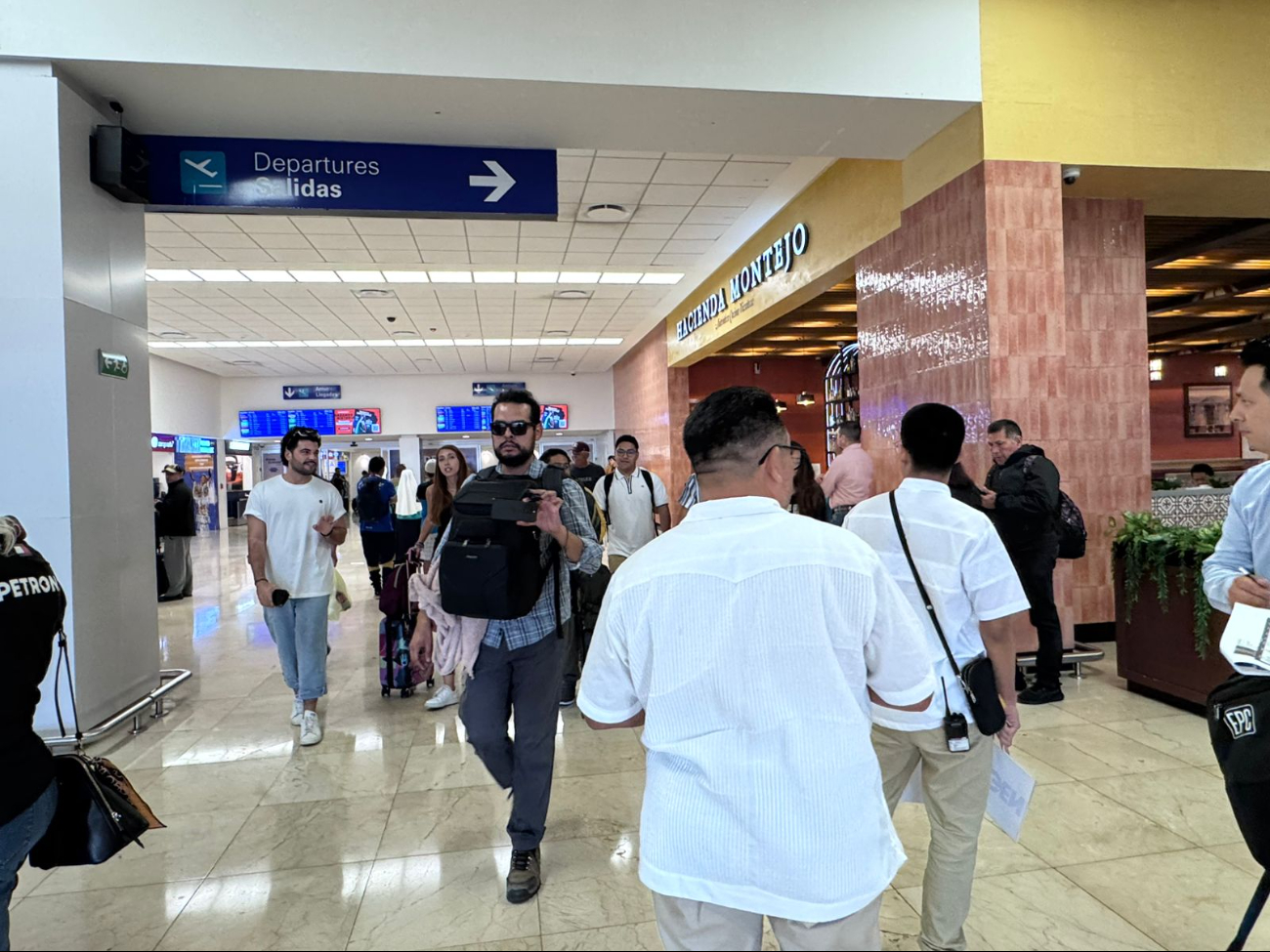Autoridades exhortan a viajeros rumbo a EE.UU. y Canadá extremar precauciones contra el virus