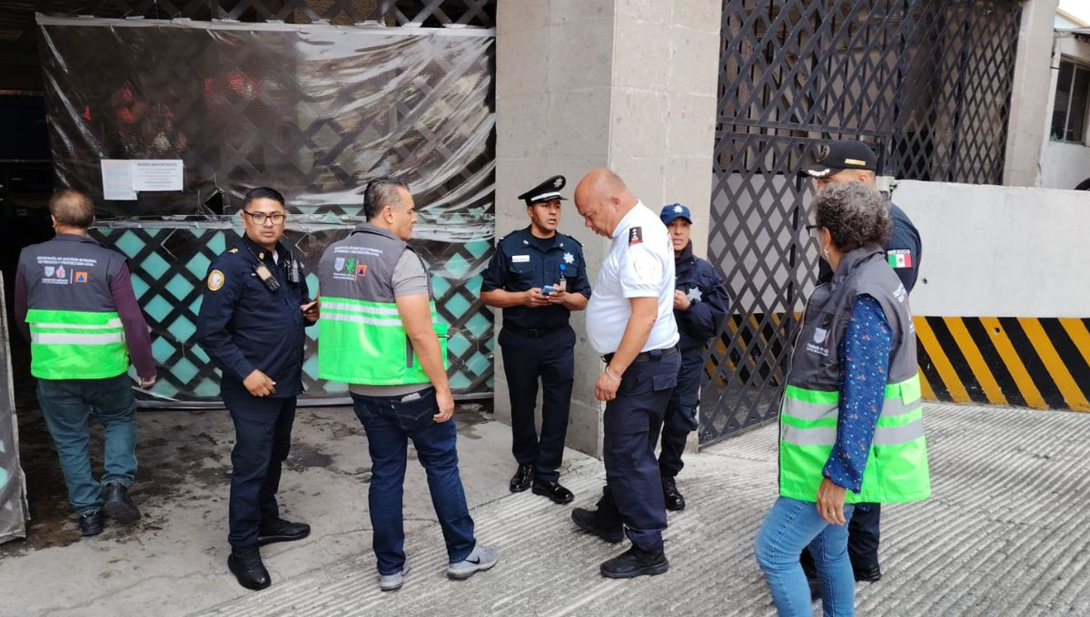 Bomberos de la CDMX y elementos del ERUM realizaron las maniobras necesarias para rescatar a las víctimas atrapadas Bomberos de la CDMX y elementos del ERUM realizaron las maniobras necesarias para rescatar a las víctimas atrapadas