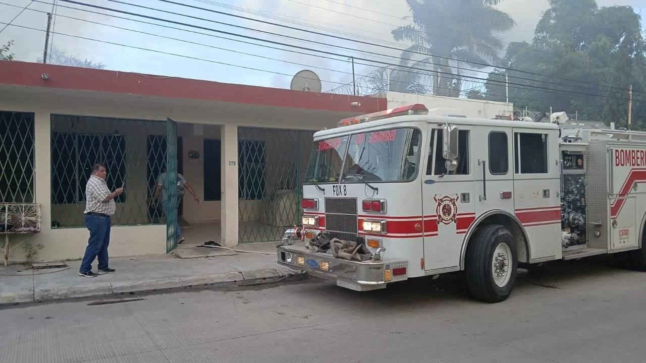 El Heroico Cuerpo de Bomberos acudió al lugar para atender el siniestro. El Heroico Cuerpo de Bomberos acudió al lugar para atender el siniestro.