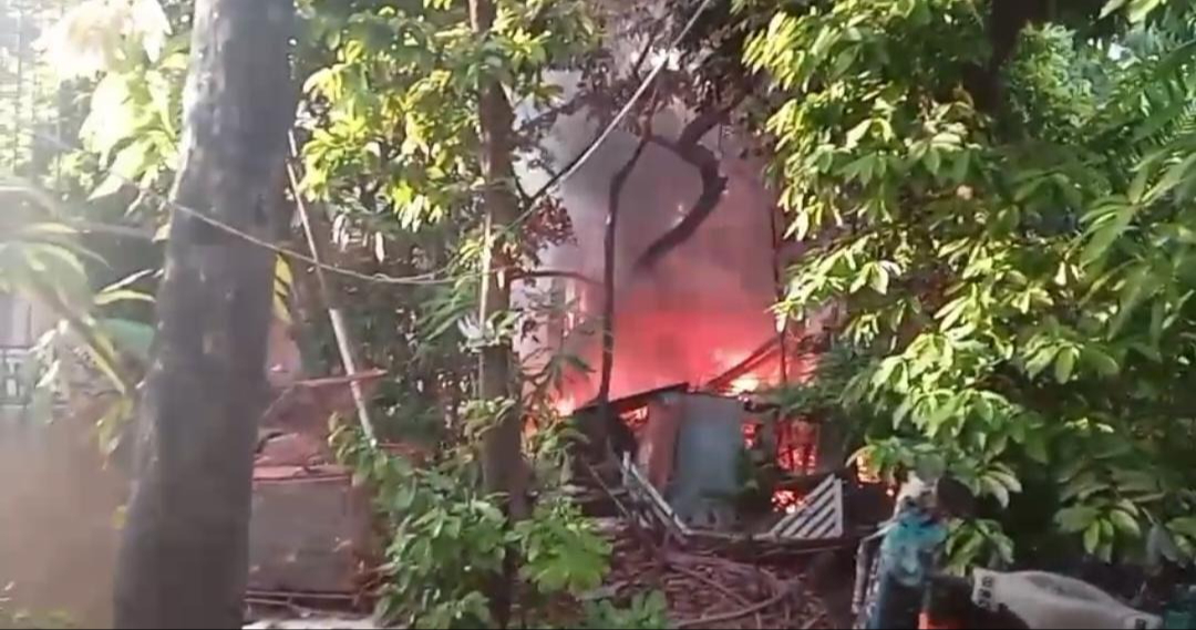 El incendio se generó en el patio de una cuartería de la colonia Centro.