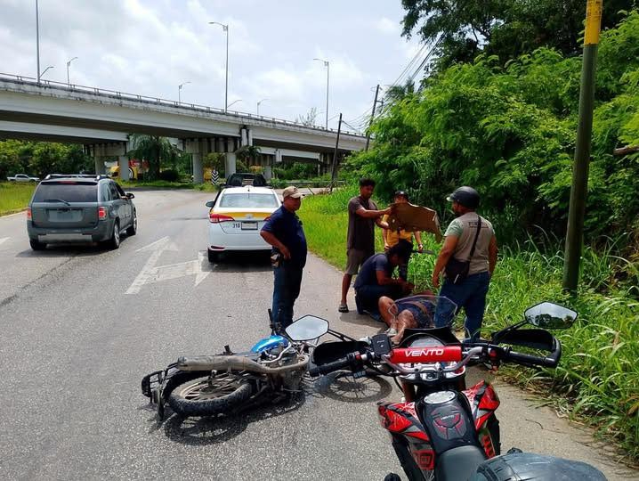 El motociclista quedó lesionado sobre la carretera tras el impacto. El motociclista quedó lesionado sobre la carretera tras el impacto.