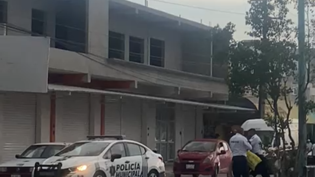 El sujeto fue detenido por elementos policiacos. El sujeto fue detenido por elementos policiacos.