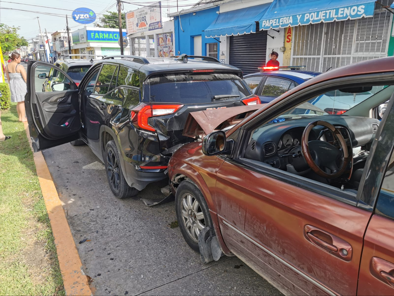 Conductora en presunto estado de ebriedad provoca carambola y huye; es detenida en la colonia Fátima
