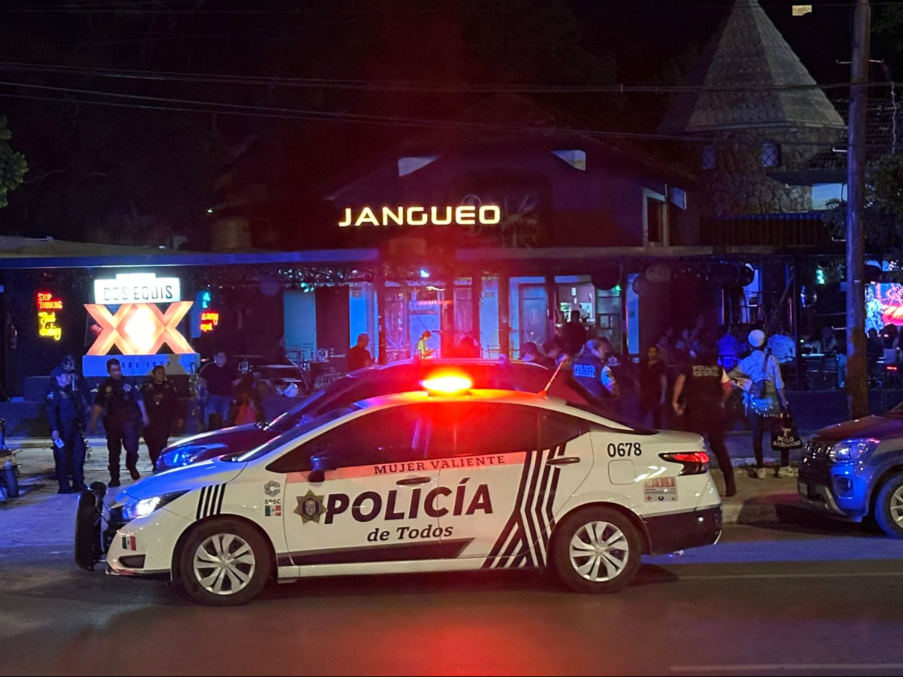 Mujer ingresa a un bar en el malecón de Campeche y amenaza a las personas con un cuchillo