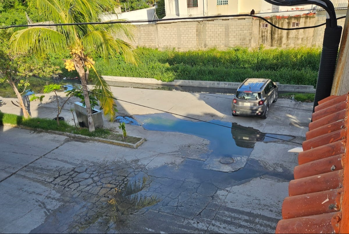 Rebosan aguas negras en un fraccionamiento de Ciudad del Carmen; ingresa hasta las viviendas