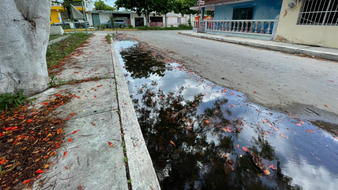 Vecinos evidencian acumulación de agua en el fraccionamiento Planchac de Champotón