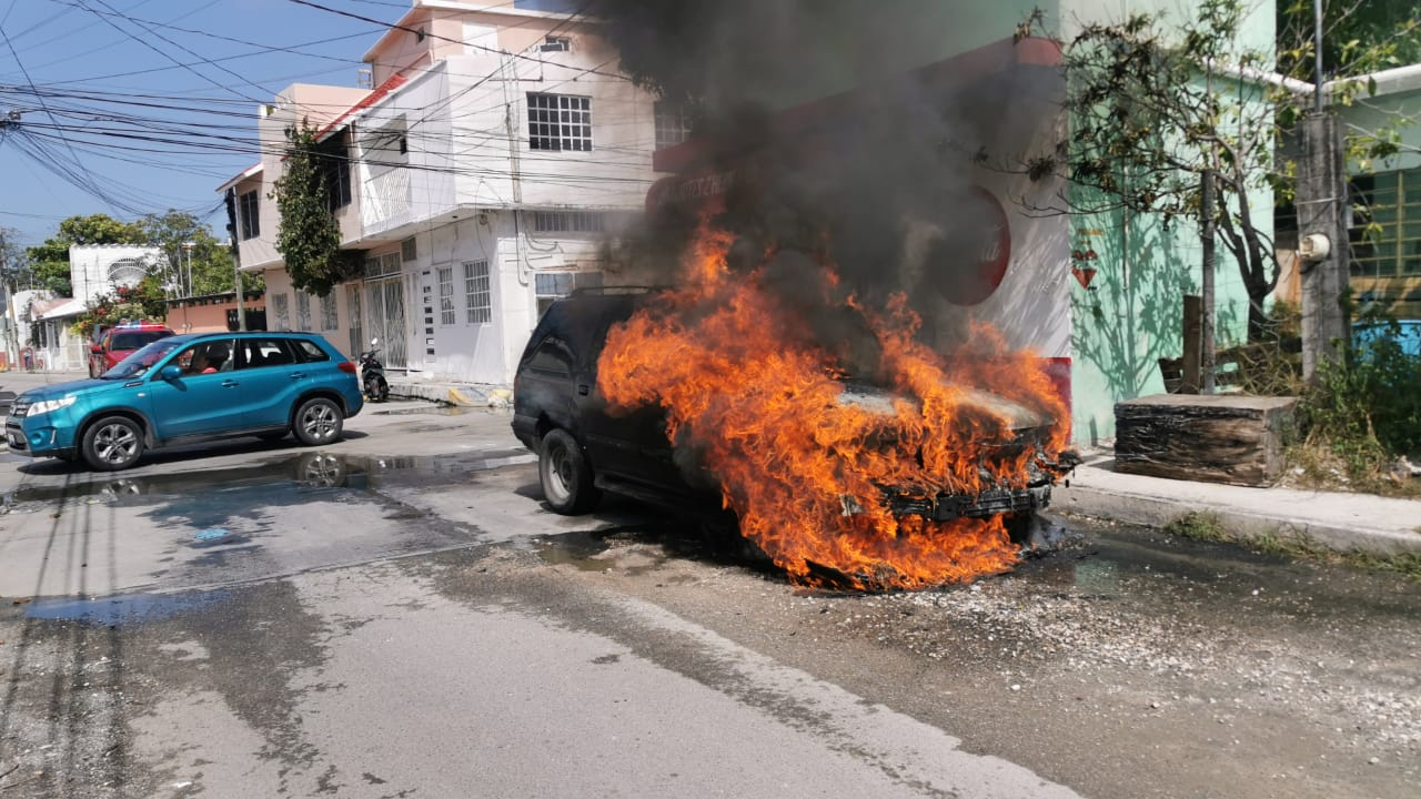 Camioneta se incendia en la colonia Morelos; no hubo heridos Camioneta se incendia en la colonia Morelos; no hubo heridos
