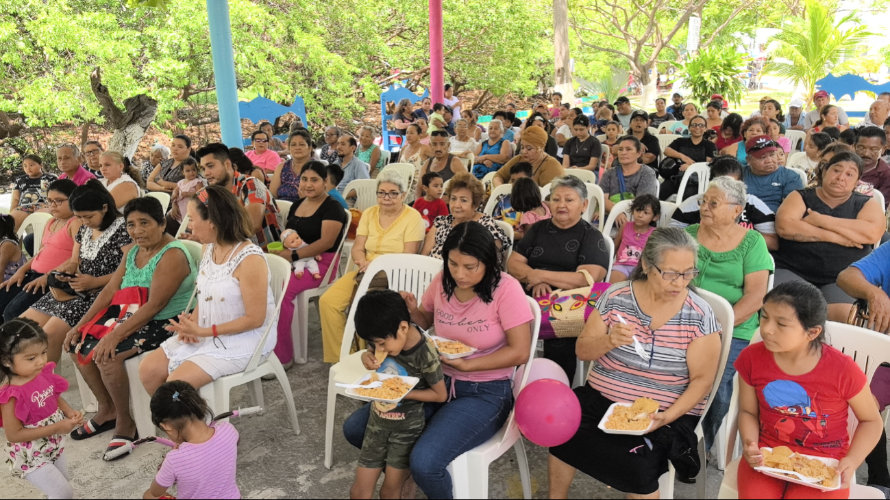 Locatarios pioneros como doña Felipa, don Jorge y Yamileth compartieron emotivos testimonios de lucha, trabajo y amor por su oficio. Locatarios pioneros como doña Felipa, don Jorge y Yamileth compartieron emotivos testimonios de lucha, trabajo y amor por su oficio.