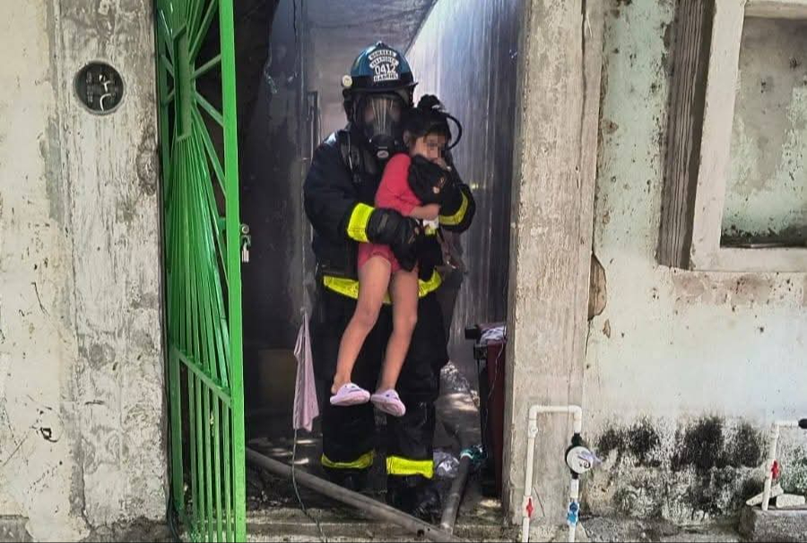 Tres menores también fueron evacuados, quienes por fortuna no resultaron lesionados Tres menores también fueron evacuados, quienes por fortuna no resultaron lesionados