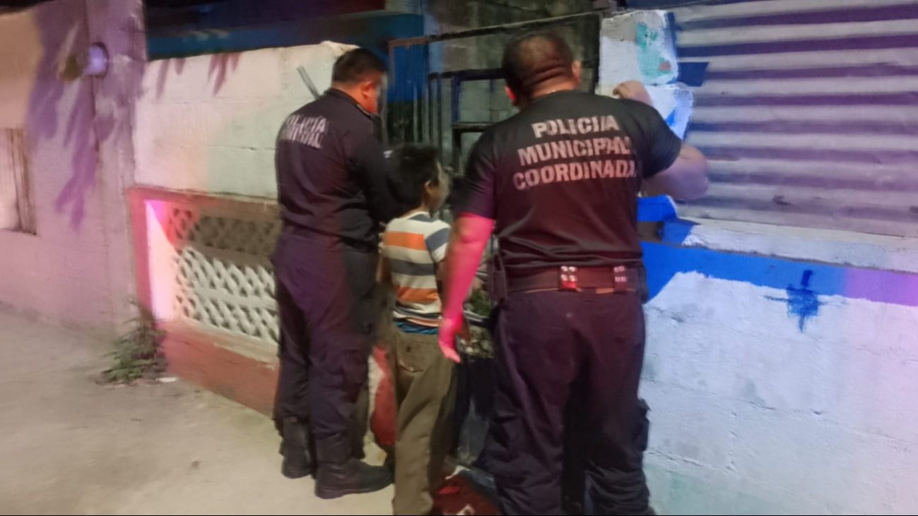 Hallan a un niño que vende dulces durmiendo  en un sitio de taxis en Tizimín