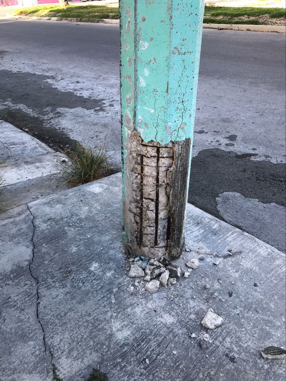 Algunos postes presentan daños importantes que podrían hacerlos colapsar. Algunos postes presentan daños importantes que podrían hacerlos colapsar.