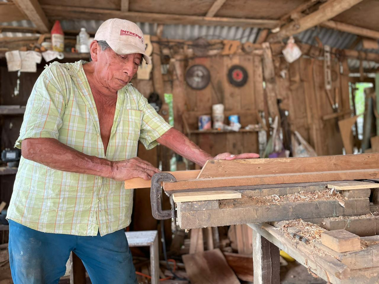 Don Feliciano Uicab Chí tiene más de 55 años trabajando como carpintero. Don Feliciano Uicab Chí tiene más de 55 años trabajando como carpintero.