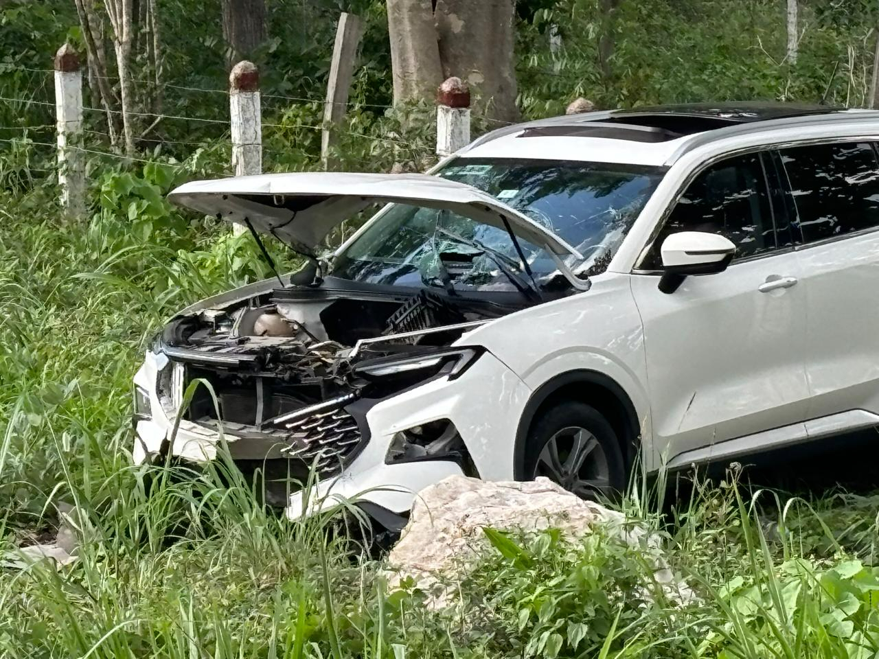 Camioneta sale de la carpeta asfáltica en Champotón; se registra un lesionado
