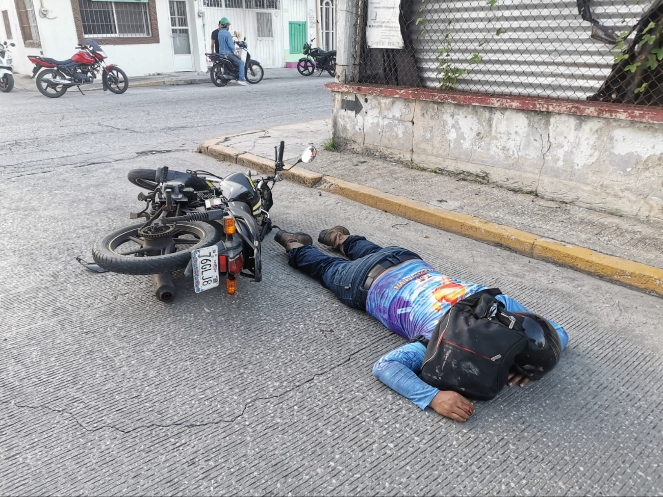 Motociclista en estado de ebriedad es arrollado por un taxi en la colonia Tila